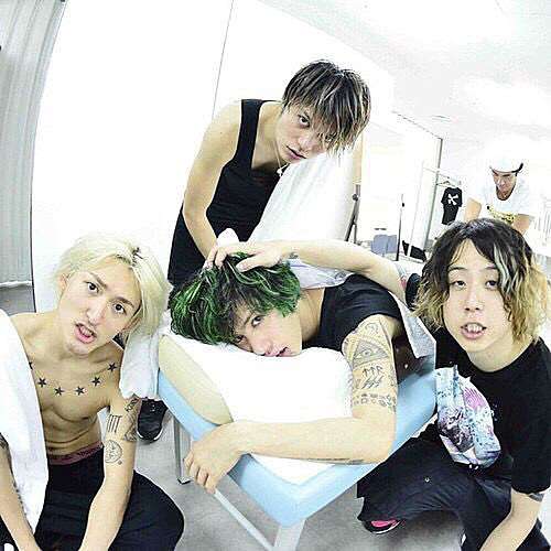 ワンオク(ONE OK ROCK) Taka、すみれとの“ご機嫌”2ショットにファン「飲み過ぎないでね～」