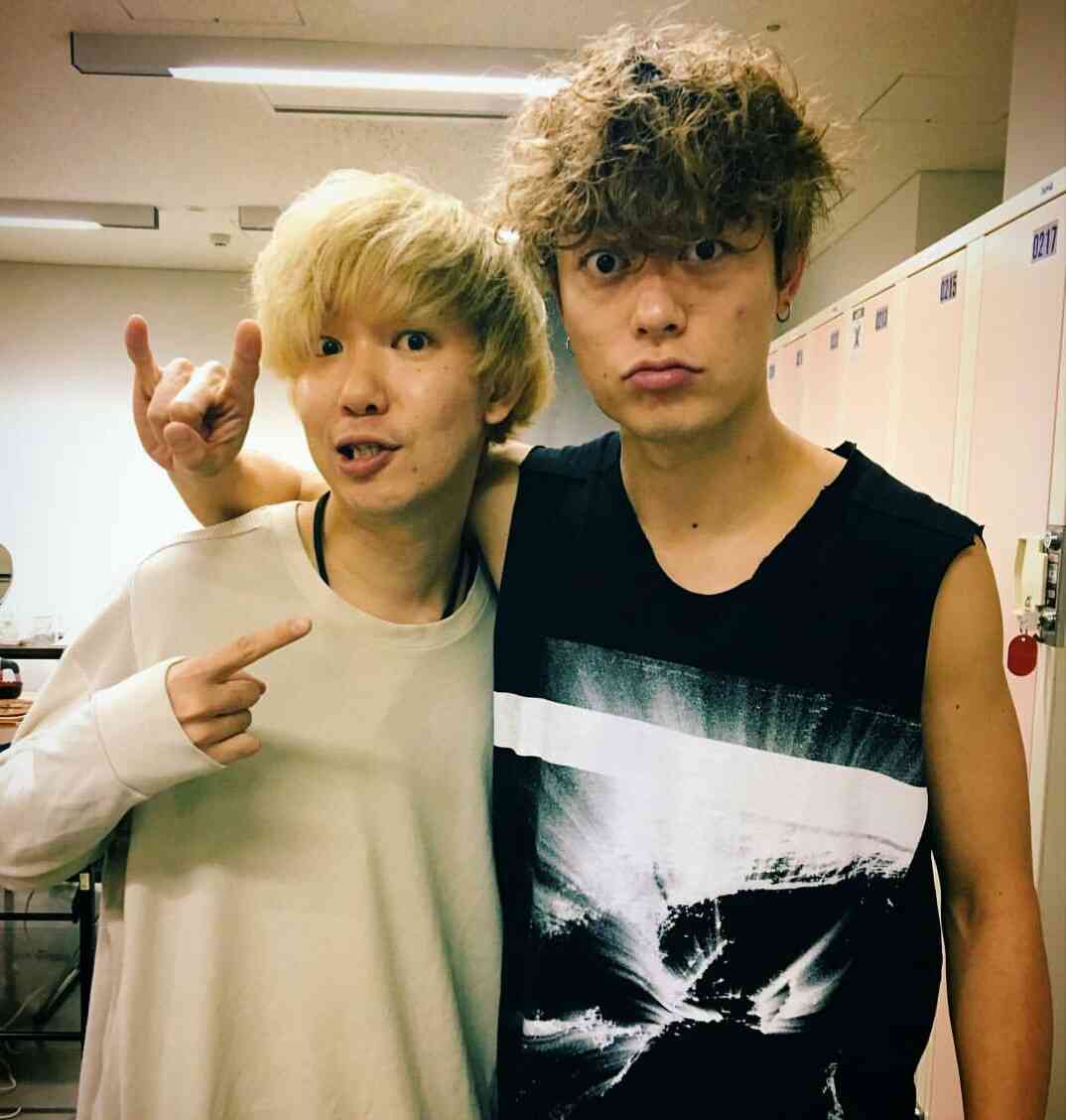 ワンオク(ONE OK ROCK) Taka、すみれとの“ご機嫌”2ショットにファン「飲み過ぎないでね～」