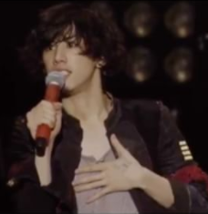 ワンオク(ONE OK ROCK) Taka、すみれとの“ご機嫌”2ショットにファン「飲み過ぎないでね～」