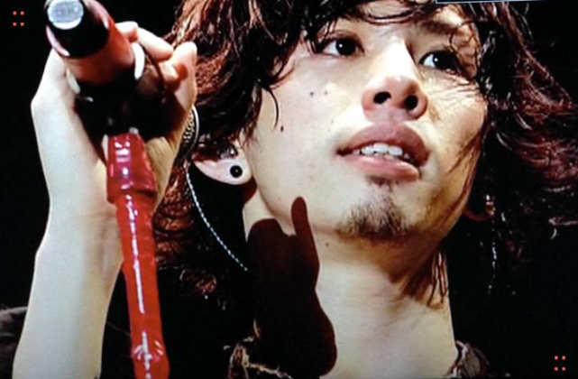 ワンオク(ONE OK ROCK) Taka、すみれとの“ご機嫌”2ショットにファン「飲み過ぎないでね～」