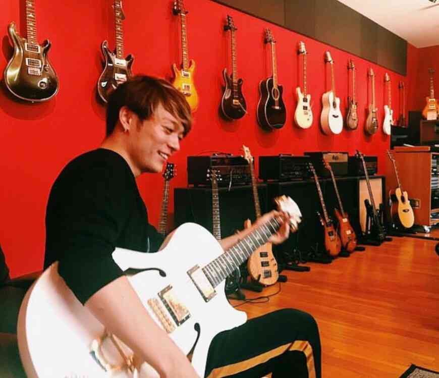 ワンオク(ONE OK ROCK) Taka、すみれとの“ご機嫌”2ショットにファン「飲み過ぎないでね～」