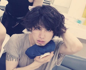 ワンオク(ONE OK ROCK) Taka、すみれとの“ご機嫌”2ショットにファン「飲み過ぎないでね～」