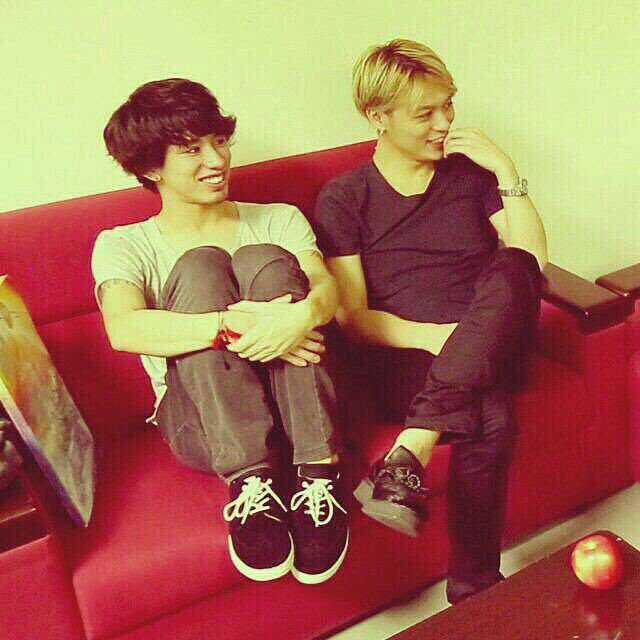 ワンオク(ONE OK ROCK) Taka、すみれとの“ご機嫌”2ショットにファン「飲み過ぎないでね～」