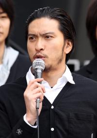 この人の髭、有り無しどちらが好き?