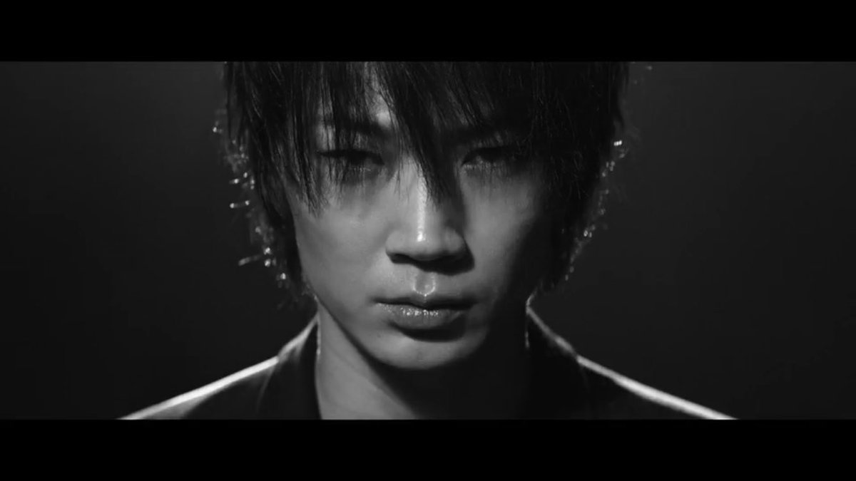 綾野剛、メガネ姿を公開「めちゃめちゃ好青年」など大絶賛の声