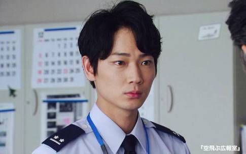 綾野剛、メガネ姿を公開「めちゃめちゃ好青年」など大絶賛の声