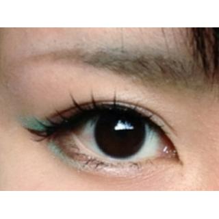 涼し気な目元になるアイメイク