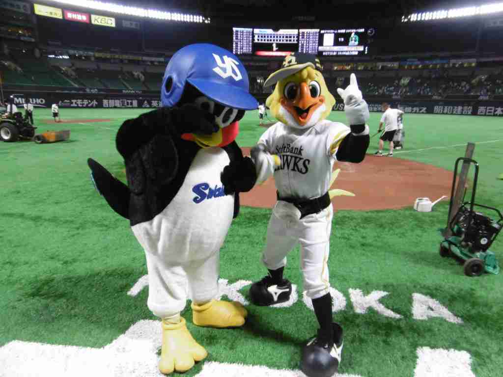 つば九郎 スピッツ草野が鷹党と知り意気消沈…「チェリー」ダンスが話題