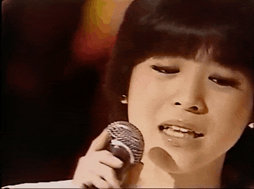 夫が押す車椅子に乗る松田聖子、羽田空港での姿