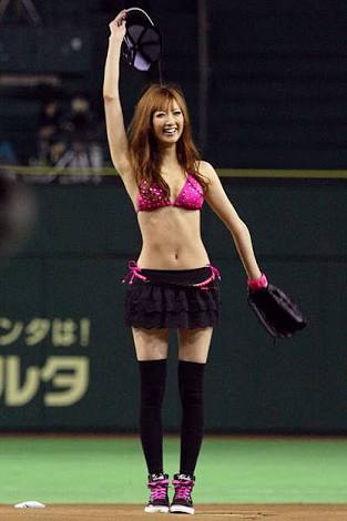 菜々緒、パリ降臨 抜群スタイルで圧倒的オーラ放つ