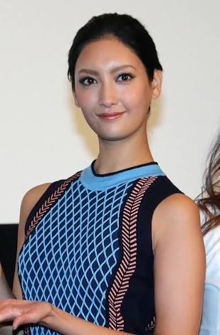 菜々緒、パリ降臨 抜群スタイルで圧倒的オーラ放つ