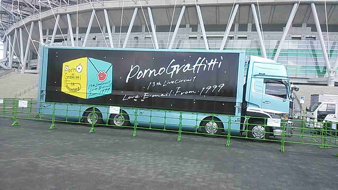 いろんなアーティストのツアートラック♪