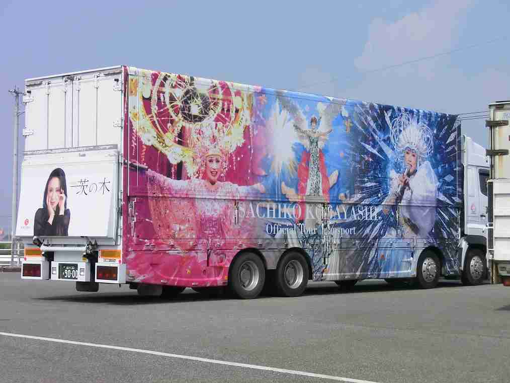 いろんなアーティストのツアートラック♪