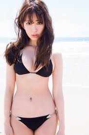 小嶋陽菜、“ハートからマシュマロ谷間”バックスタイルもセクシーな水着に反響　NMB48吉田朱里らも注目のブランド