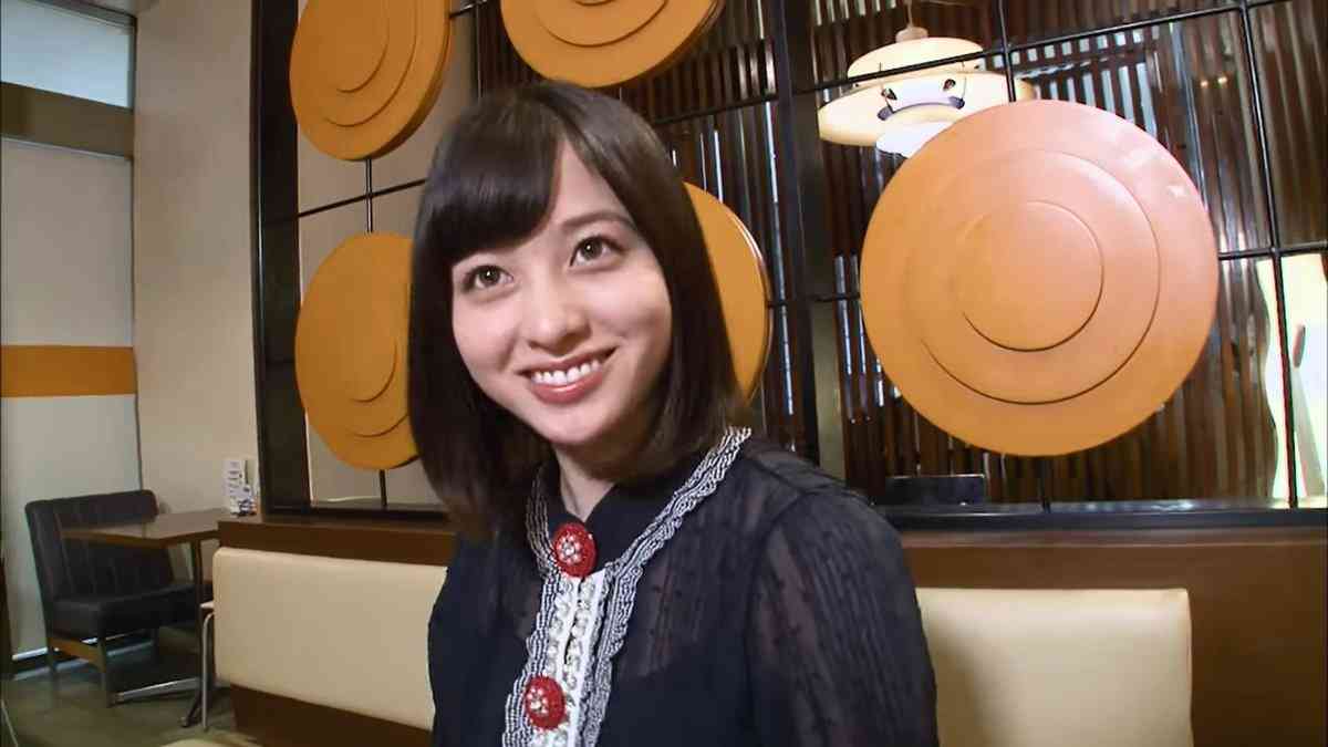 橋本環奈、純白ワンピースをまとい天使のスマイル　輝く美脚も披露