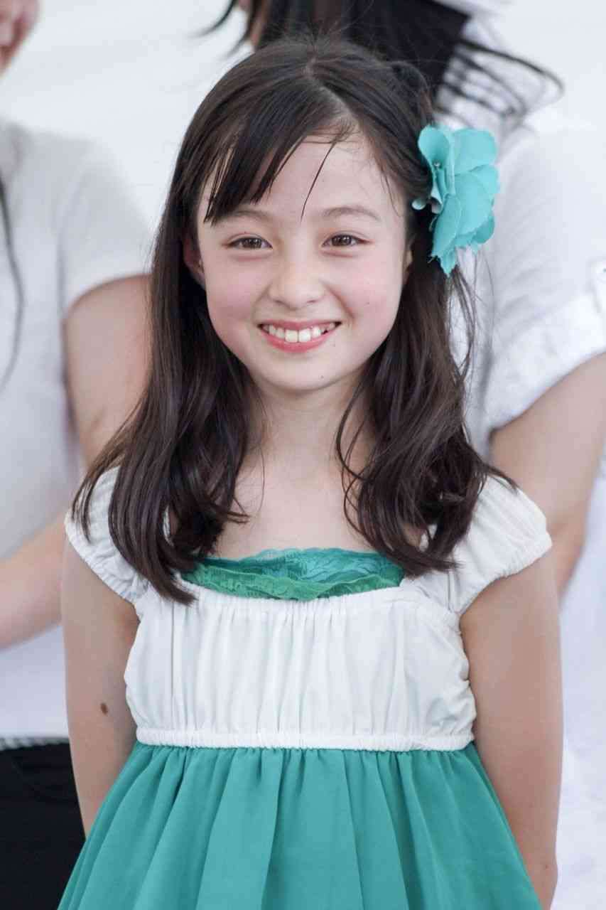 橋本環奈、純白ワンピースをまとい天使のスマイル　輝く美脚も披露