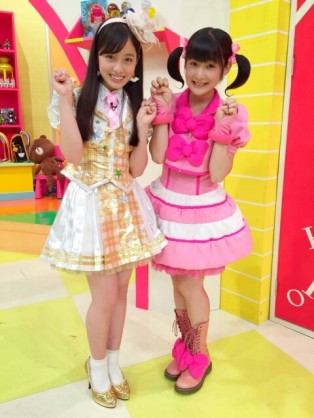 橋本環奈、純白ワンピースをまとい天使のスマイル　輝く美脚も披露