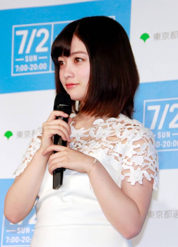 橋本環奈、純白ワンピースをまとい天使のスマイル　輝く美脚も披露