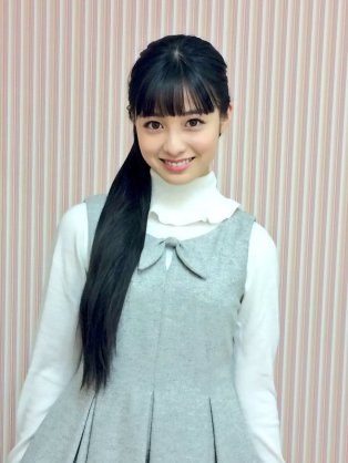 橋本環奈、純白ワンピースをまとい天使のスマイル　輝く美脚も披露