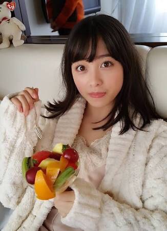 橋本環奈、純白ワンピースをまとい天使のスマイル　輝く美脚も披露