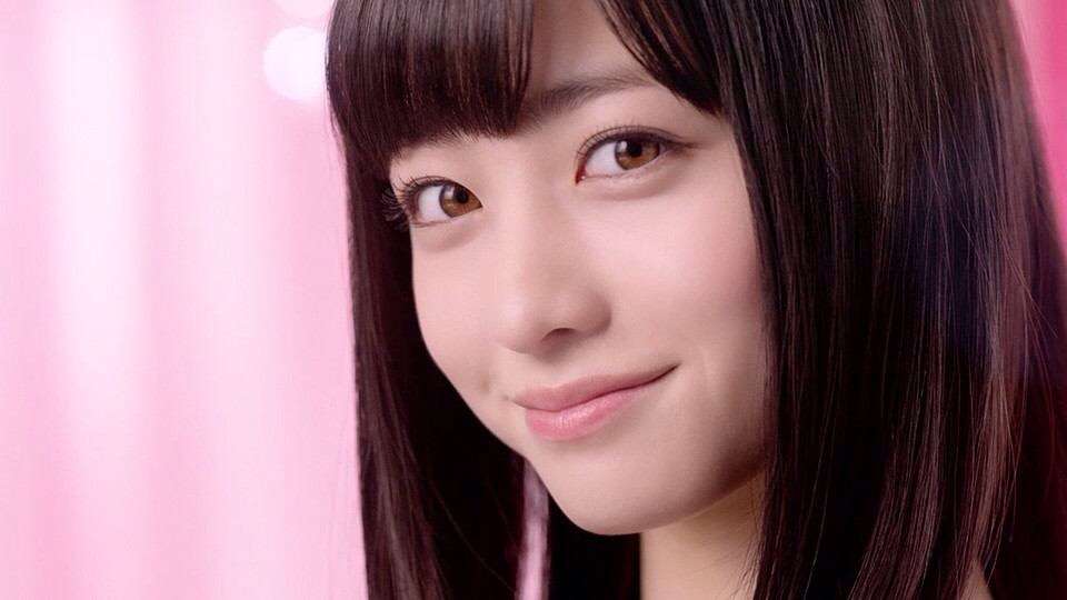 橋本環奈、純白ワンピースをまとい天使のスマイル　輝く美脚も披露