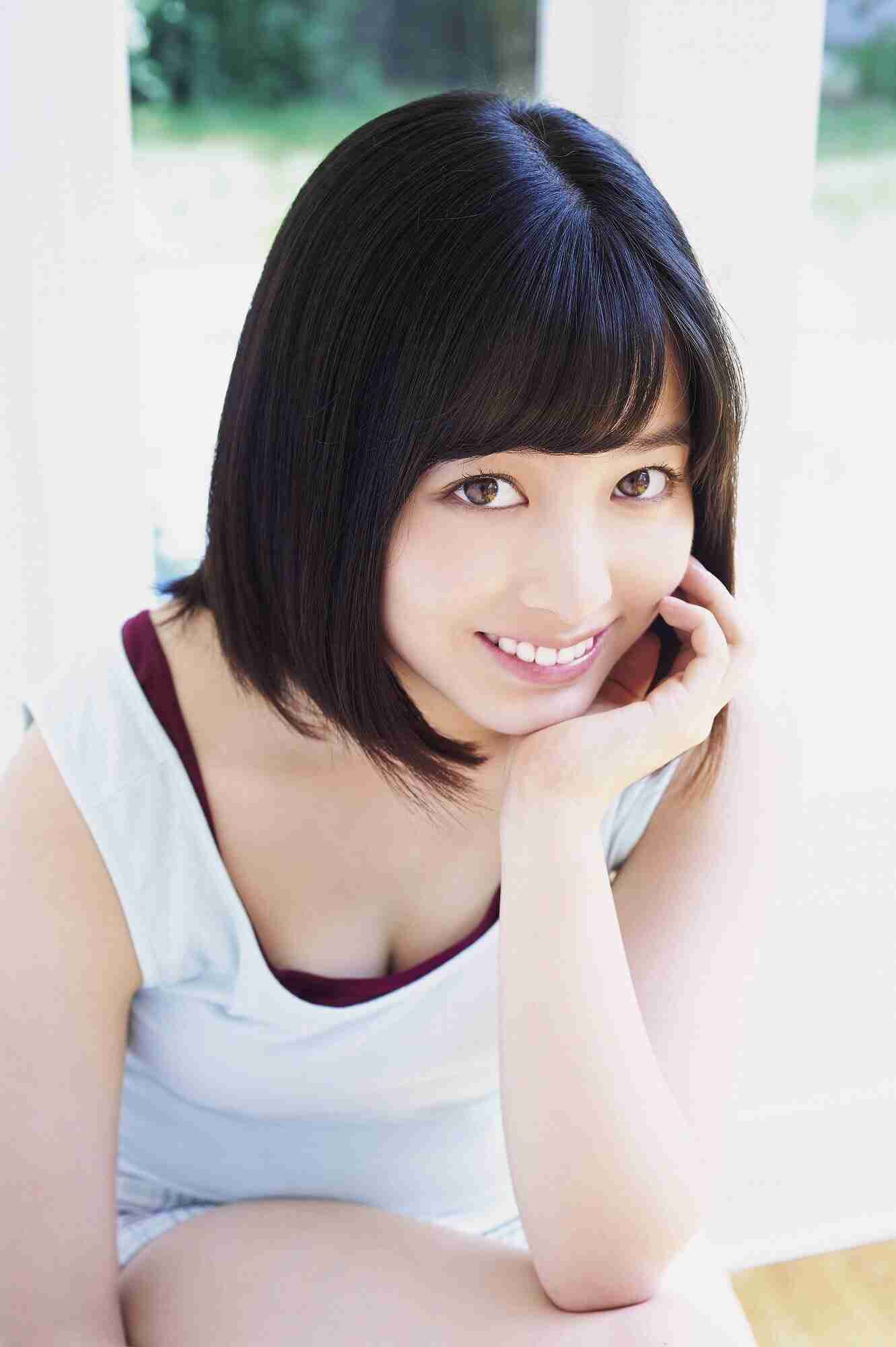 橋本環奈、純白ワンピースをまとい天使のスマイル　輝く美脚も披露