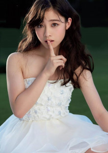 橋本環奈、純白ワンピースをまとい天使のスマイル　輝く美脚も披露