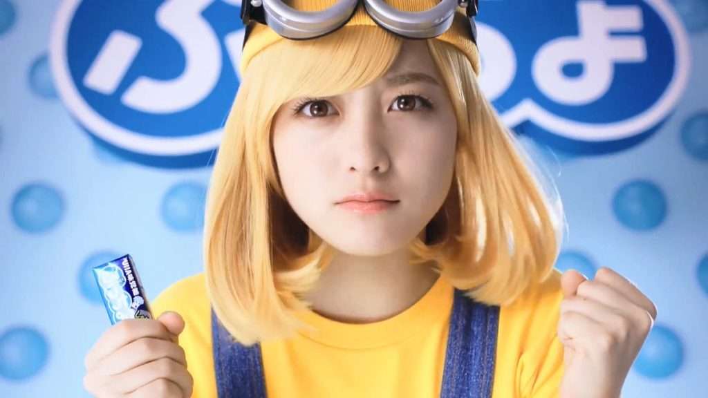 橋本環奈、純白ワンピースをまとい天使のスマイル　輝く美脚も披露