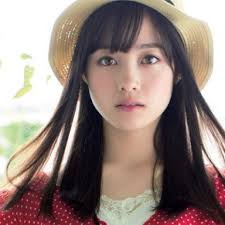 橋本環奈、純白ワンピースをまとい天使のスマイル　輝く美脚も披露