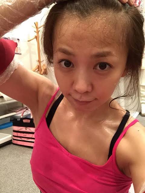 保田圭　新幹線で仲の良い華原朋美と遭遇、頭にキスされる姿公開