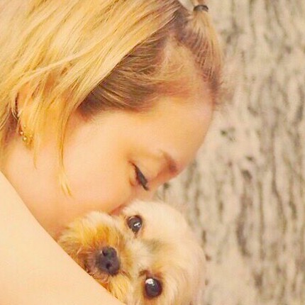 浜崎あゆみ&ワンちゃんのキュートなショット、思わぬ写り込みに視線が集まる…