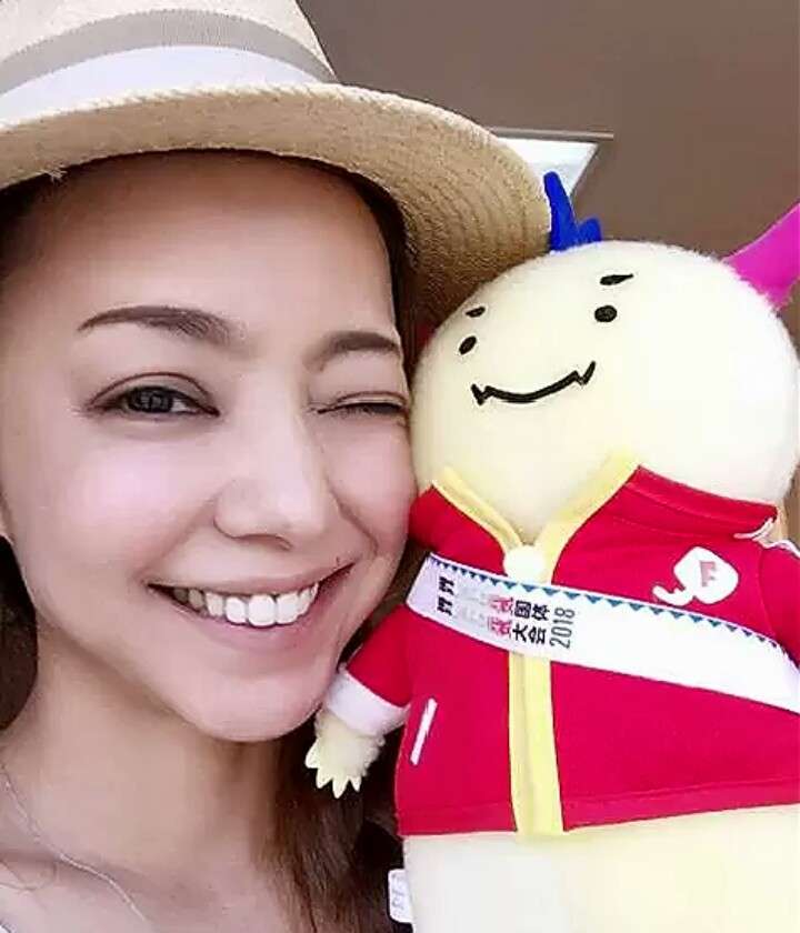浜崎あゆみ&ワンちゃんのキュートなショット、思わぬ写り込みに視線が集まる…