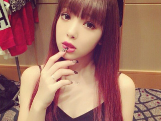 藤田ニコル＆紗蘭、お揃い黒ビキニで”朝プール” 色白美ボディに視線集中