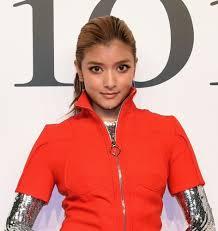 ローラ、スイカ風？大胆衣装で美脚披露