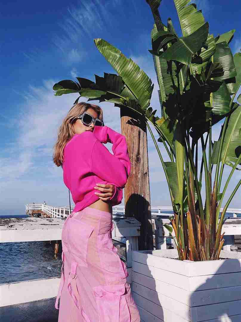ローラ、スイカ風？大胆衣装で美脚披露