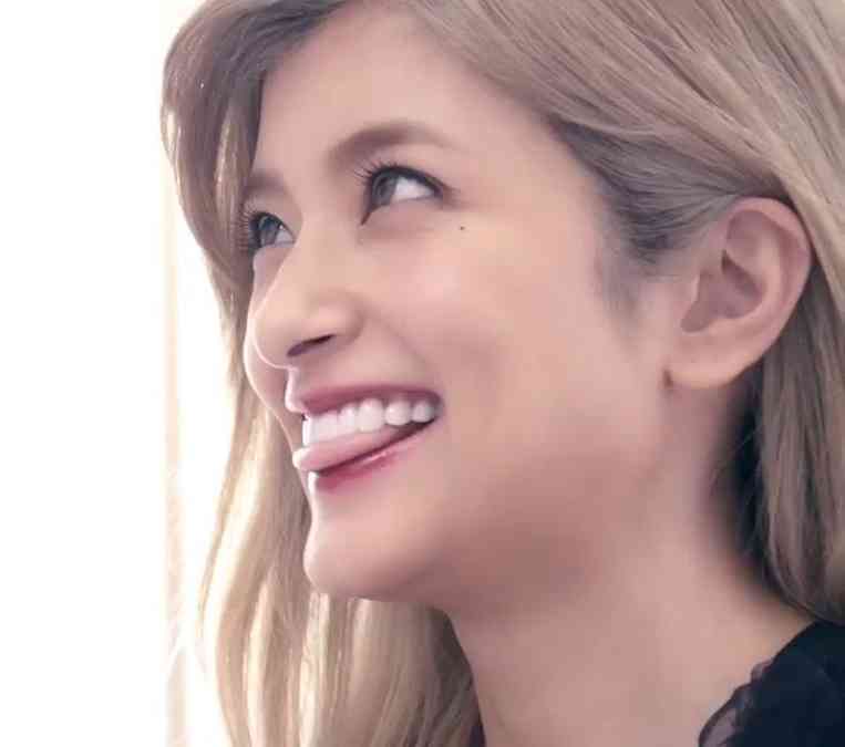 ローラ、スイカ風？大胆衣装で美脚披露