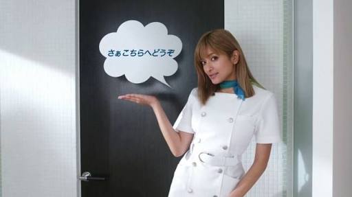 ローラ、スイカ風？大胆衣装で美脚披露