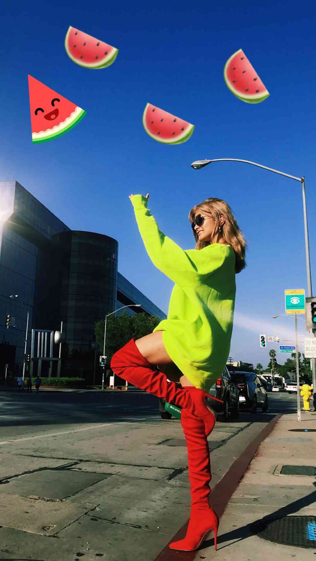 ローラ、スイカ風？大胆衣装で美脚披露