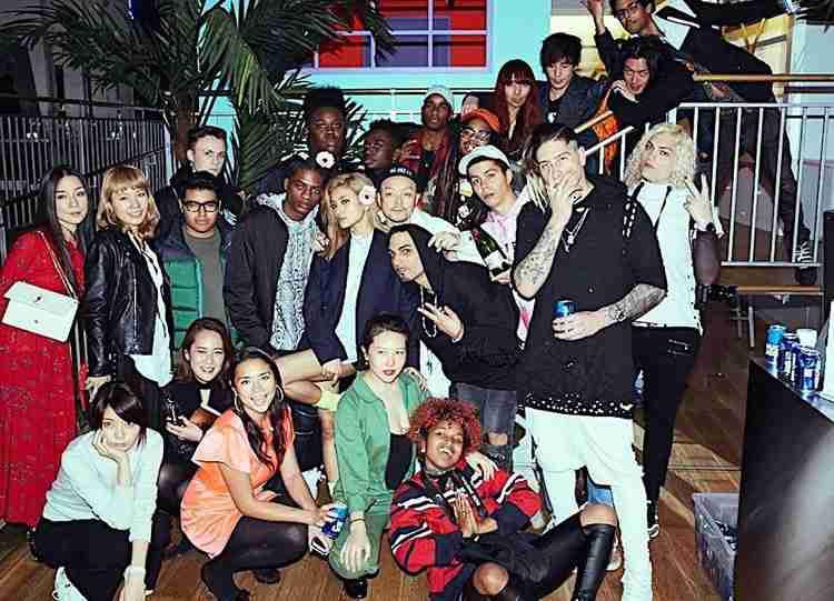 ローラ、スイカ風？大胆衣装で美脚披露