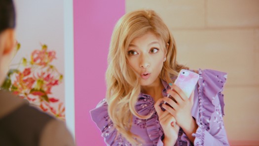 ローラ、スイカ風？大胆衣装で美脚披露