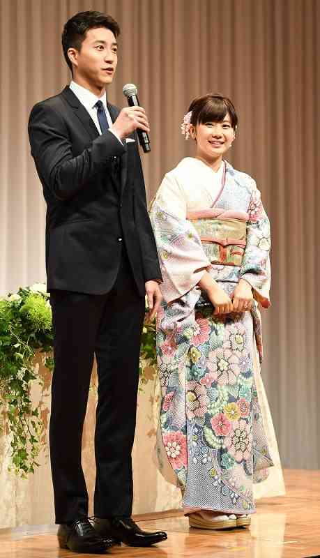 福原愛さん、妊娠中の写真を公開　お腹をテーブル代わりにしてる？