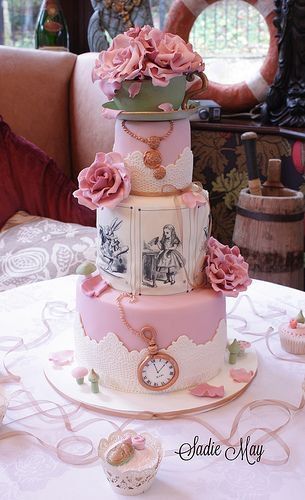 新郎新婦から、主役の座を奪ってしまうウエディングケーキ
