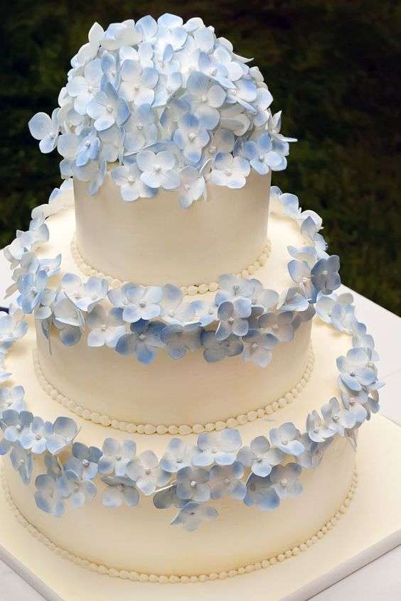 新郎新婦から、主役の座を奪ってしまうウエディングケーキ