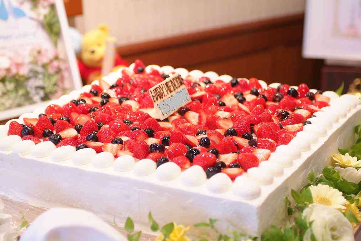 新郎新婦から、主役の座を奪ってしまうウエディングケーキ