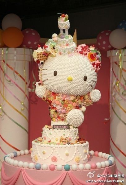 新郎新婦から、主役の座を奪ってしまうウエディングケーキ