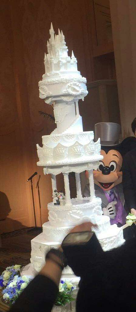 新郎新婦から、主役の座を奪ってしまうウエディングケーキ