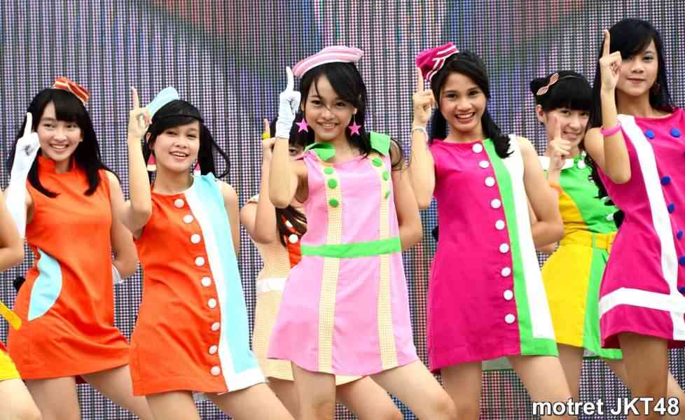 好きな女性アイドルグループの好きな衣装を貼るトピ