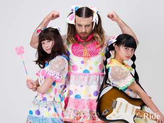 好きな女性アイドルグループの好きな衣装を貼るトピ