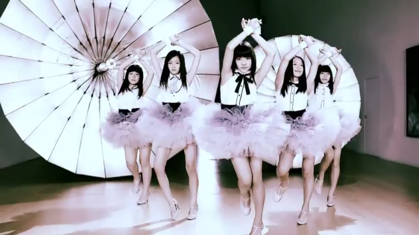 好きな女性アイドルグループの好きな衣装を貼るトピ
