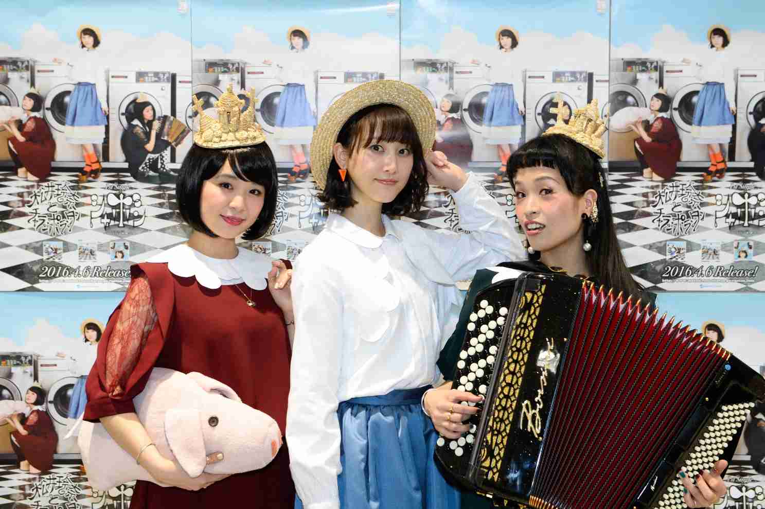 好きな女性アイドルグループの好きな衣装を貼るトピ